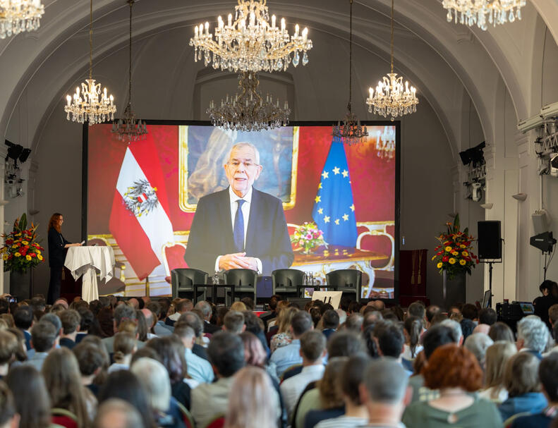 Bühnenmoderation klimaaktiv 2024 (Foto: 3 APA-Fotoservice/Juhasz)